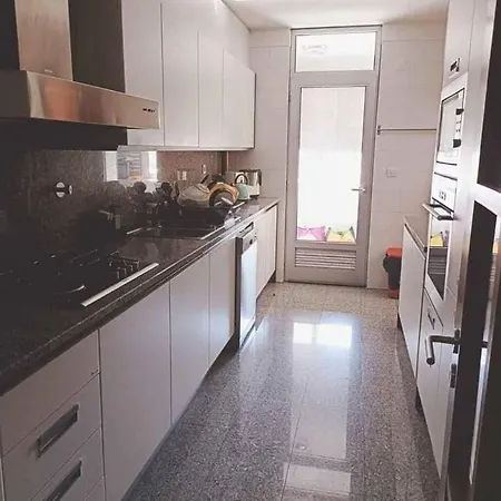 Апартаменты 2 Bedroom Close To Airport With Pool & Gym *
