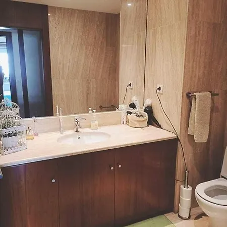 Апартаменты 2 Bedroom Close To Airport With Pool & Gym