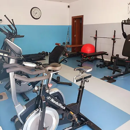 2 Bedroom Close To Airport With Pool & Gym Лиссабон