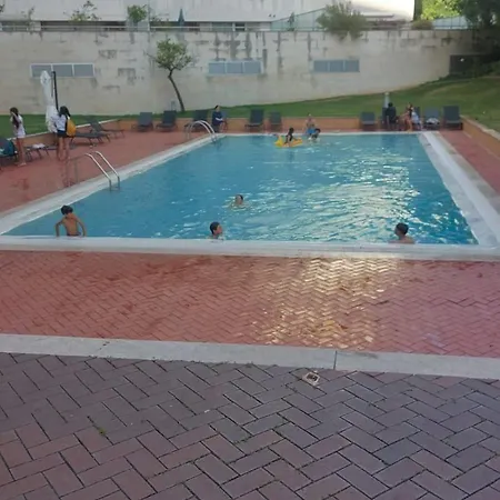 2 Bedroom Close To Airport With Pool & Gym